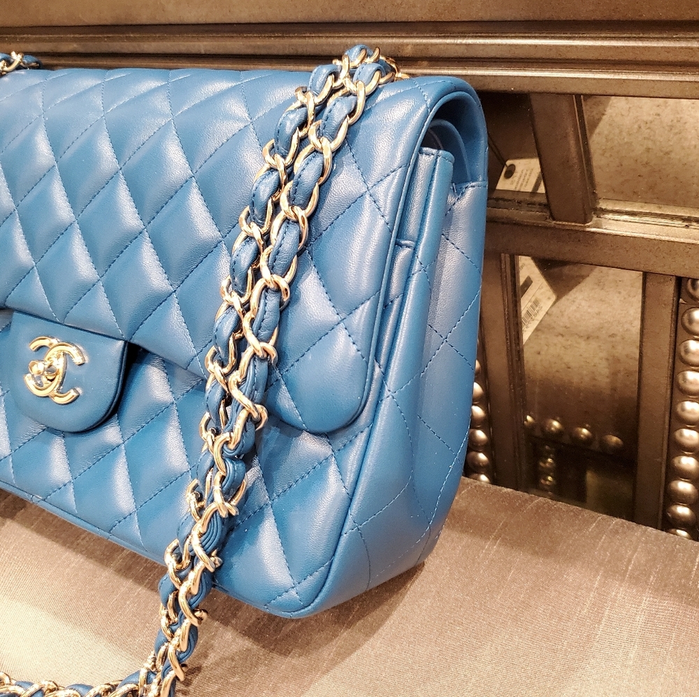 Chanel -- Classic Double Flap - Picture 2 of 16